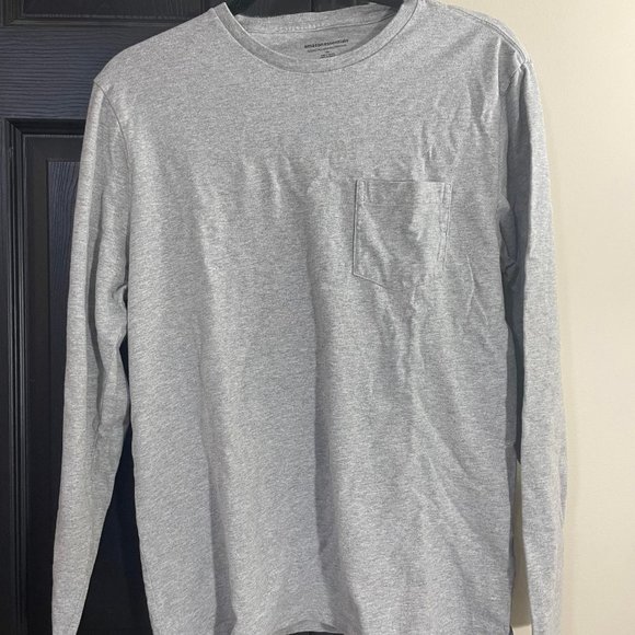 Amazon Essentials Men's Slim-Fit Long-Sleeve Pocket T-Shirt, Light Grey Heather - Picture 2 of 3
